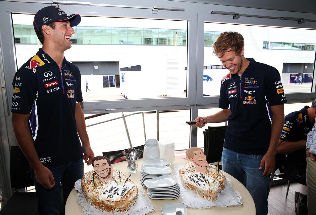 We wish a very happy birthday to Seb\s former Red Bull teammate, Daniel Ricciardo!

Pic: 2014   