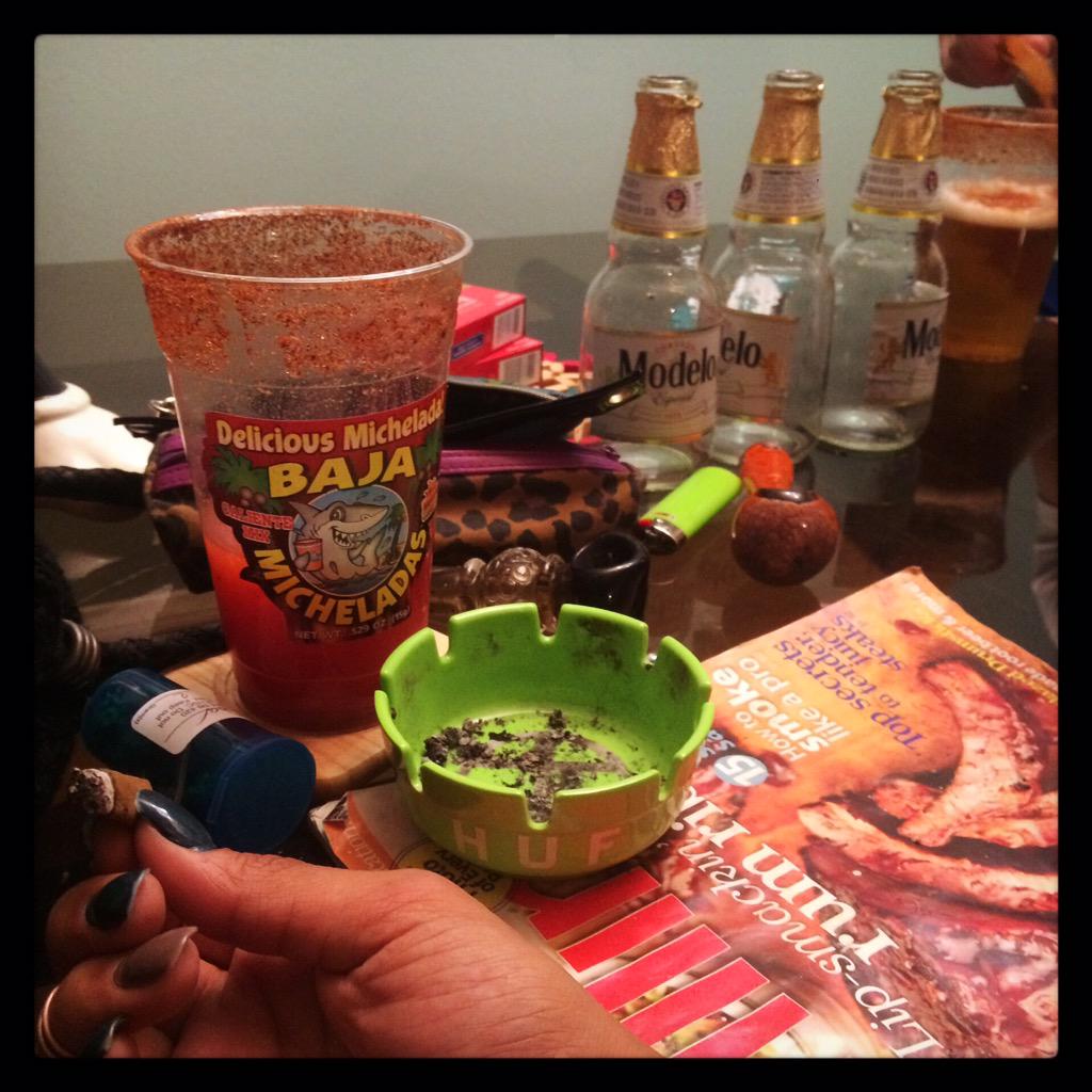 karinaaa17's tweet image. On a tuesday lol... the quiet before the storm #poolnights #fullmoon 💚🍻🌕