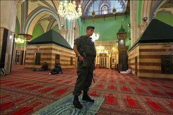 DayQuds's tweet photo. IOF break into Ibrahimi Mosque in al-Khalil http://t.co/2OswFVeGKa http://t.co/22TQX46goc