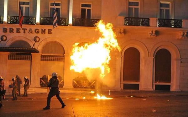 metesohtaoglu's tweet photo. 💥 Tonight in #Athens
Protesters throw molotovs at police after march to #Syntagma 
📷
#Greece http://t.co/Yy5ggWUgOO
