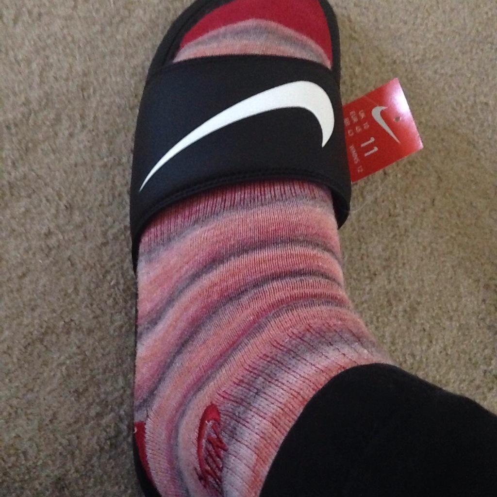 LunarCFT's tweet photo. I am the gulliest #FLIPFLOPSWITHSOCKS http://t.co/AyLeR7Qmhx