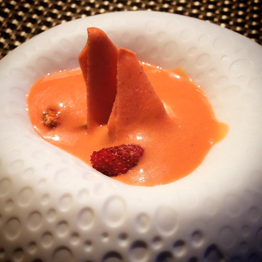 Beltrannd's tweet image. “@Gastronomistas: Sopa fría de tomate y fresas, ostra, kaffir y coco. @lasartebcn @Berasategui @PaoloCasagrande. http://t.co/56F9nrwMJX”