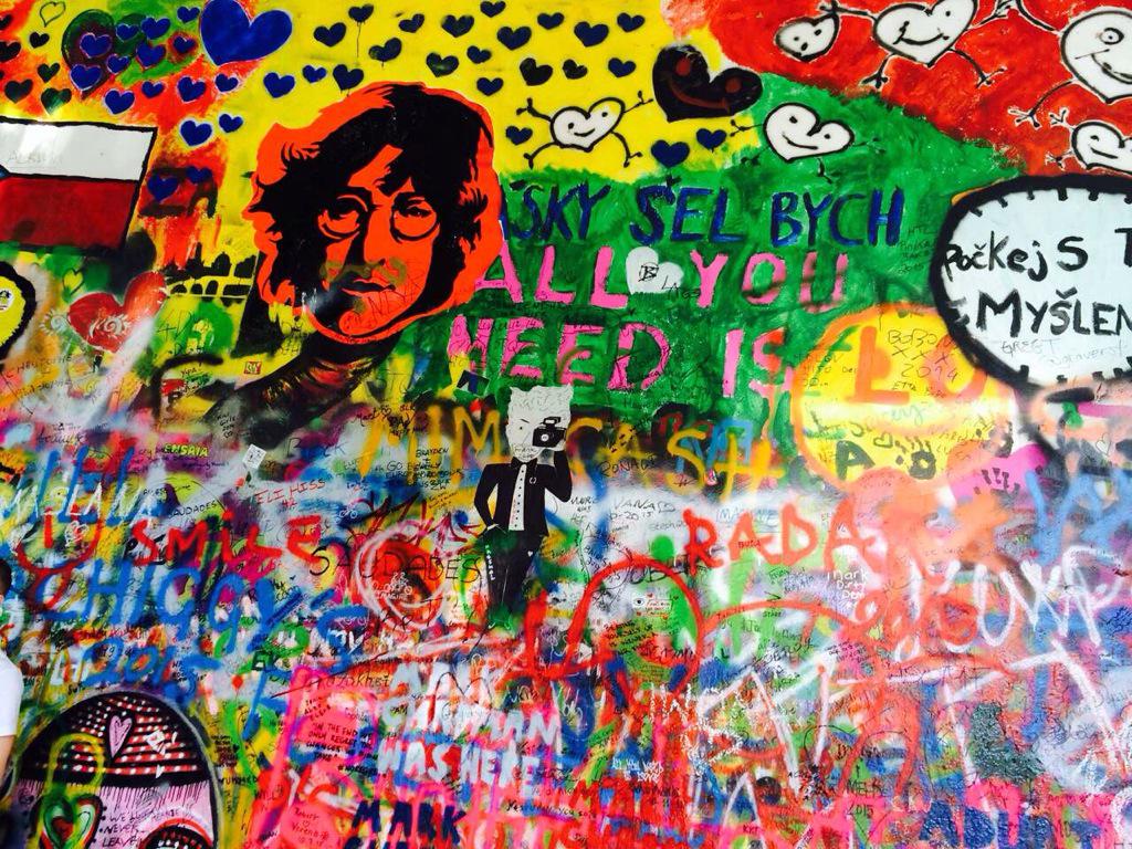 KoverLumpy's tweet image. Всего доброго моей ленте :3
На данный момент я в Праге 
И вот для вас кусочек стены Джона Леннона ^~^
💛💙💜💚❤💗