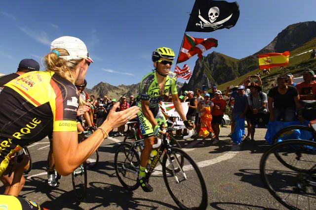 MundoContador's tweet photo. Espectacular foto de @albertocontador en una de las últimas rampas del Tourmalet. @letour http://t.co/IeYMY5nNnr