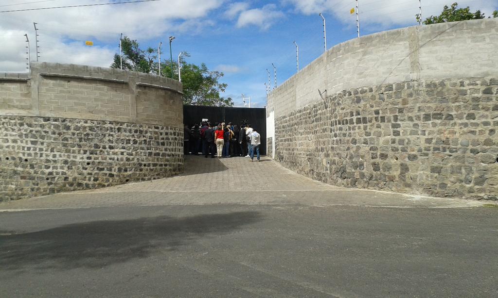 Marietareina's tweet image. Alguna vez leí &quot;Senain atender&quot; pero hoy nadie de esa dependencia salió a atender a los asambleístas.