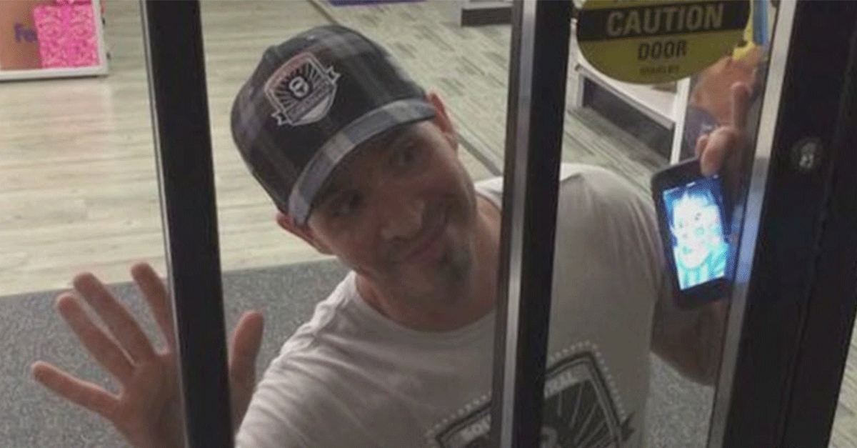 YahooCanada's tweet photo. VIDEO: Man live-tweets getting trapped in FedEx store #FedExPrisoner http://t.co/1C27pEHSO7 http://t.co/AK7pSgIbki