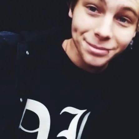 xxxstare's tweet photo. Happy Birthday My Sweet Penguin ♥ @Luke5SOS @5SOS #HappyBirthdayLuke #HappyBirthdayLukeHemmings http://t.co/1GQ8aCQWbC