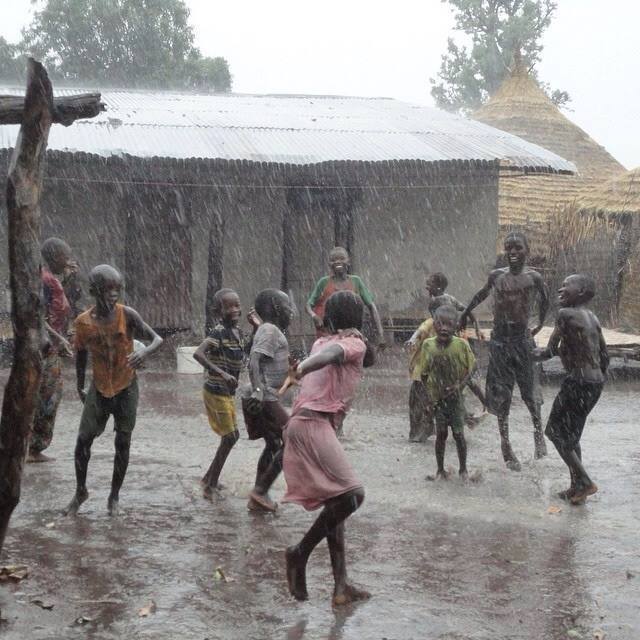 WA_Discovery's tweet image. A6. We second @UniteWestAfrica with the village scene in the rainy season. Energy, smiles, community! #Africhat