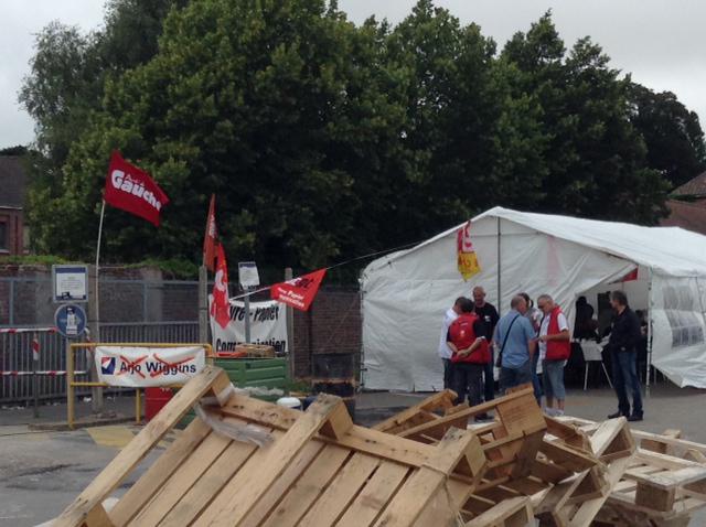 JulienPoix's tweet photo. à #arjowiggins avec des camarades @PGNord et #PG62 pour réaffirmer le soutien du @LePG @JPRenoux @lavoixdunord http://t.co/EgN4J4kK7b