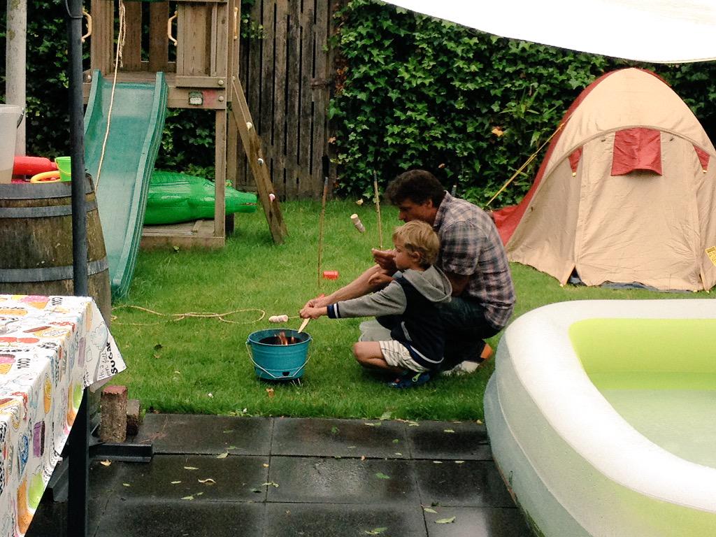 Kampvuur 😆 #marshmallows met <a href="/PFdeJonge/">Peter de Jonge</a>