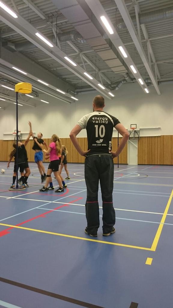 Nickorfbalkamp's tweet photo. Vandaag kregen de deelnemers een training van @ComebackChiel en @semschilt http://t.co/tkZipexN5T