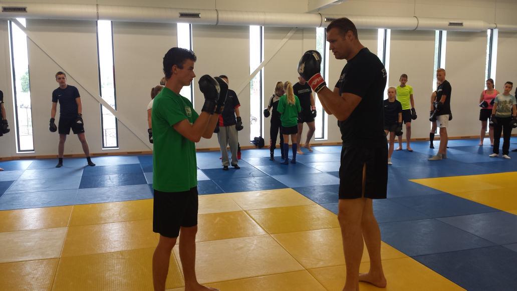 Nickorfbalkamp's tweet photo. Vandaag kregen de deelnemers een training van @ComebackChiel en @semschilt http://t.co/tkZipexN5T