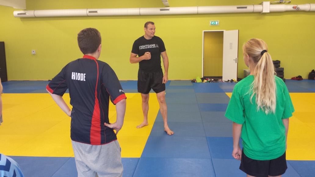 Nickorfbalkamp's tweet photo. Vandaag kregen de deelnemers een training van @ComebackChiel en @semschilt http://t.co/tkZipexN5T