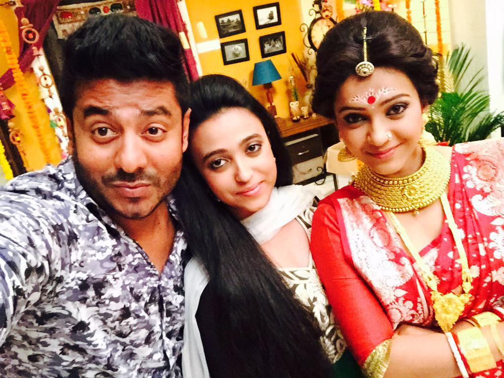 iamrajchoco's tweet photo. Beauties &amp; d Beasts wd my niece , @bonysengupta &amp; @KoushaniMukher1 !! At d sets of #ParbonaAmiCharteToke 😝😉 http://t.co/nW91e8Be7i