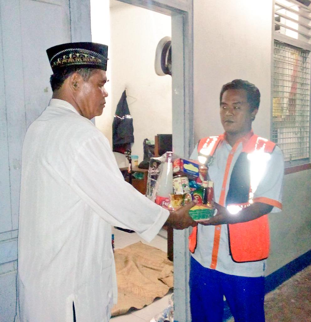 Pembagian #parcelonthestreet kpd para penjaga lintasan kereta api. Selamat brtugas Pak :) <a href="/mybothsides/">mybothsides</a> <a href="/rizalosaka/">Rizal Osakananto</a>