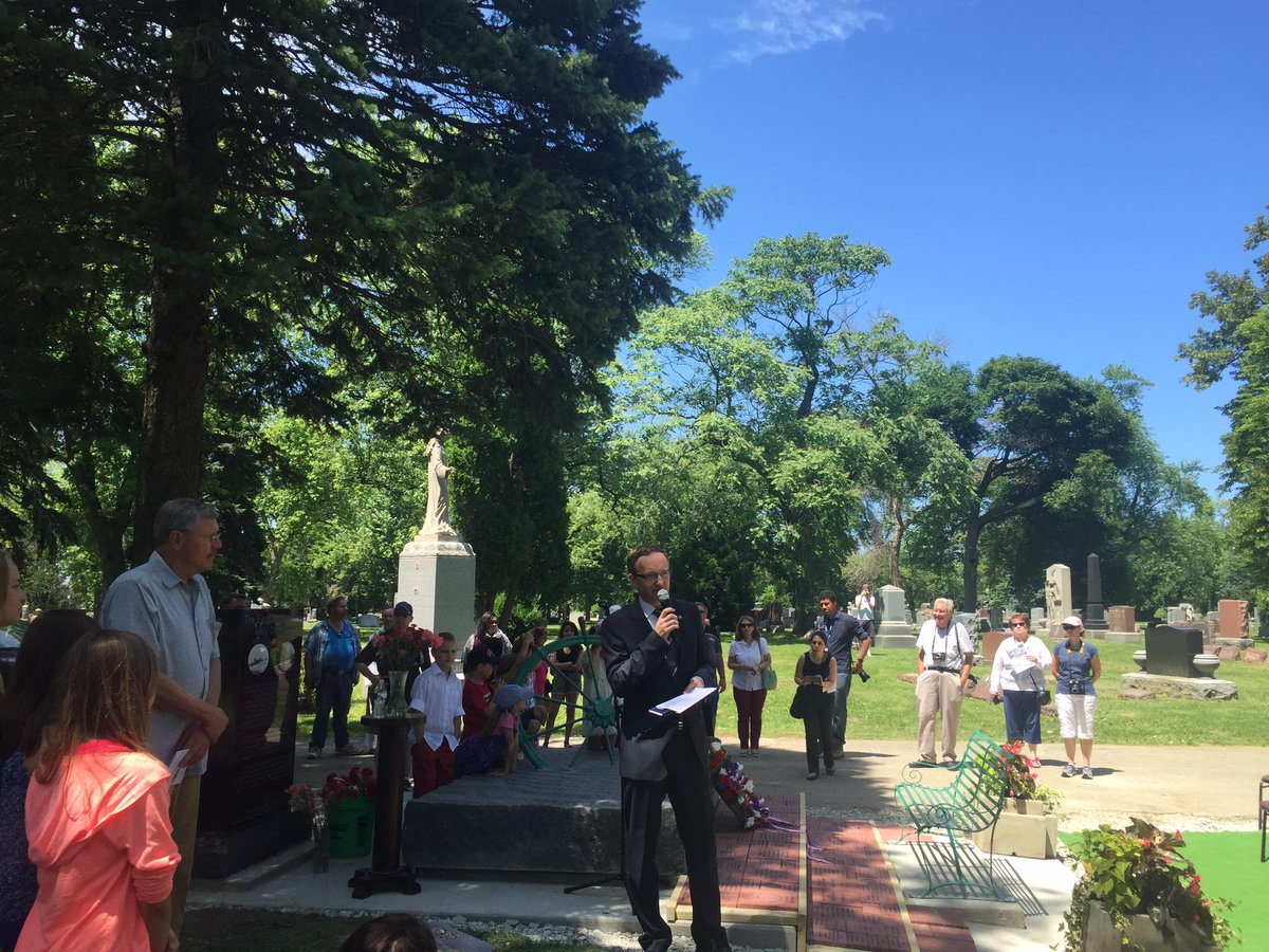 CZConsulateChi's tweet photo. 100 year anniversary of the SS Eastland shipwreck #SSEastland #ChicagoRiver #CzechAmericans #BohemianNationalCemetery http://t.co/ZoHJBCEf91