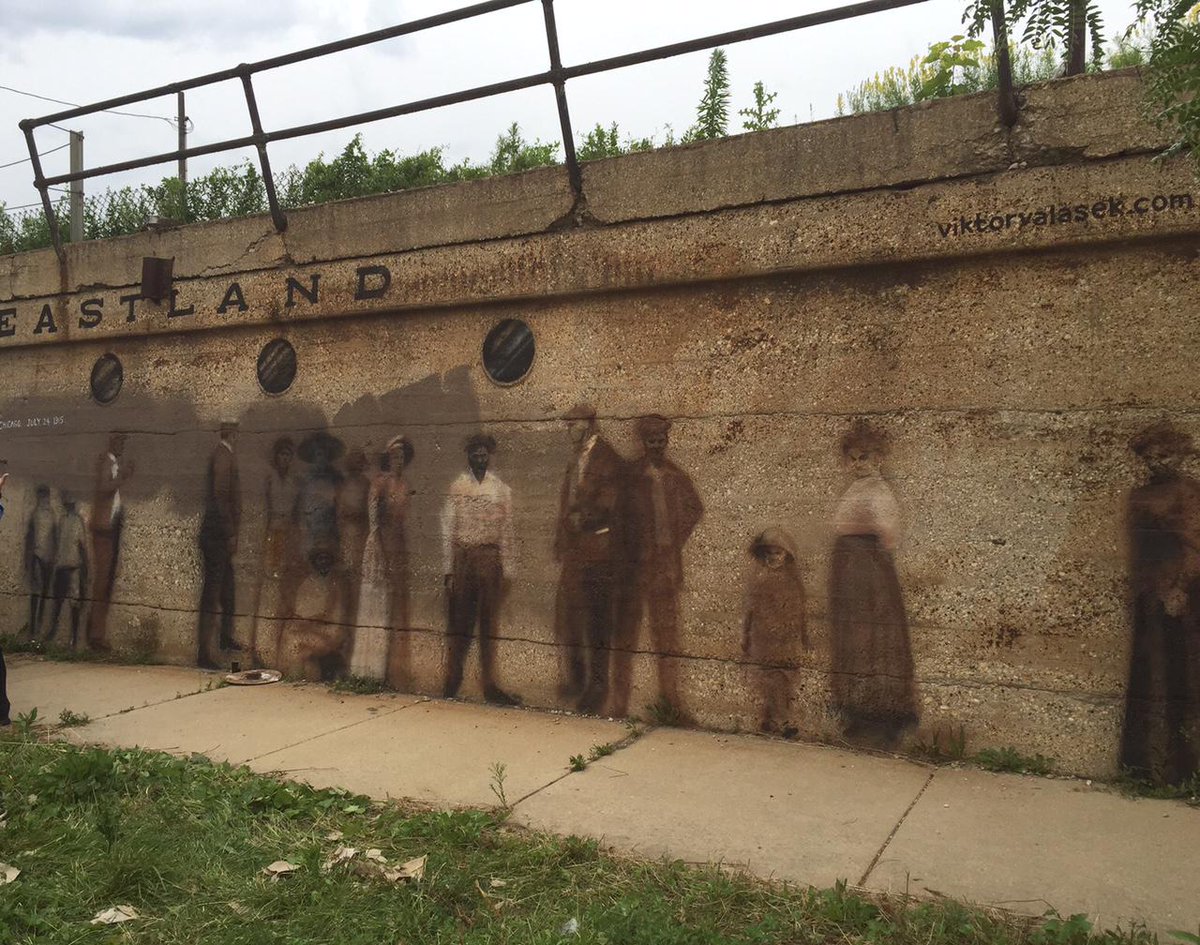 CZConsulateChi's tweet photo. 100 year anniversary of the SS Eastland shipwreck #SSEastland #ChicagoRiver #CzechAmericans #BohemianNationalCemetery http://t.co/ZoHJBCEf91