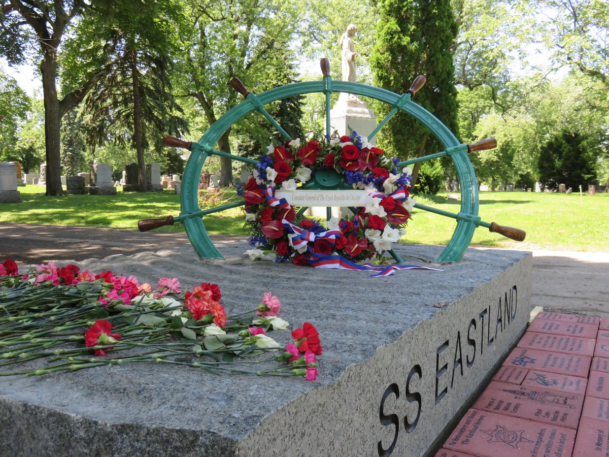 CZConsulateChi's tweet photo. 100 year anniversary of the SS Eastland shipwreck #SSEastland #ChicagoRiver #CzechAmericans #BohemianNationalCemetery http://t.co/ZoHJBCEf91