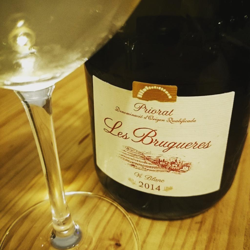 alacarta's tweet photo. #microcatas Les Brugueres 2014 sedosa amplio, carnosa esta #garnachablanca Fruta de hueso, hierba, citricos http://t.co/OMZrTXd1NU