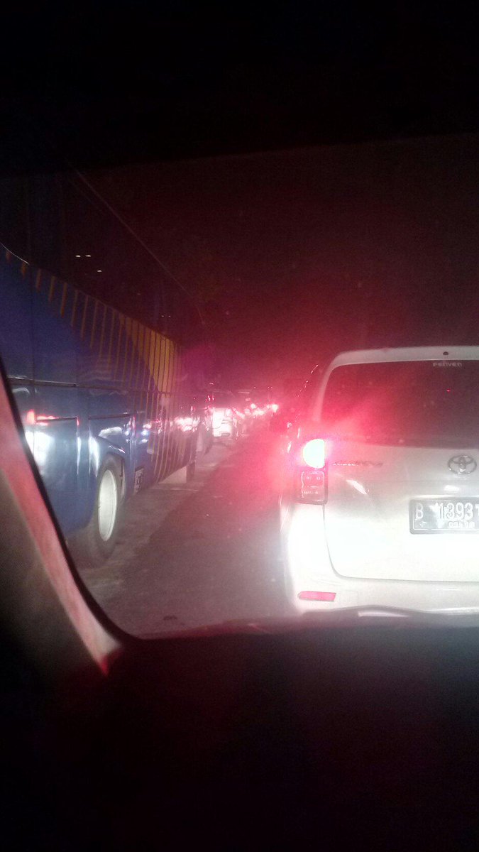 01:12 wib Tol cileunyi arah sumedang macet dari mulai km 149 &amp; entah sampai mana...