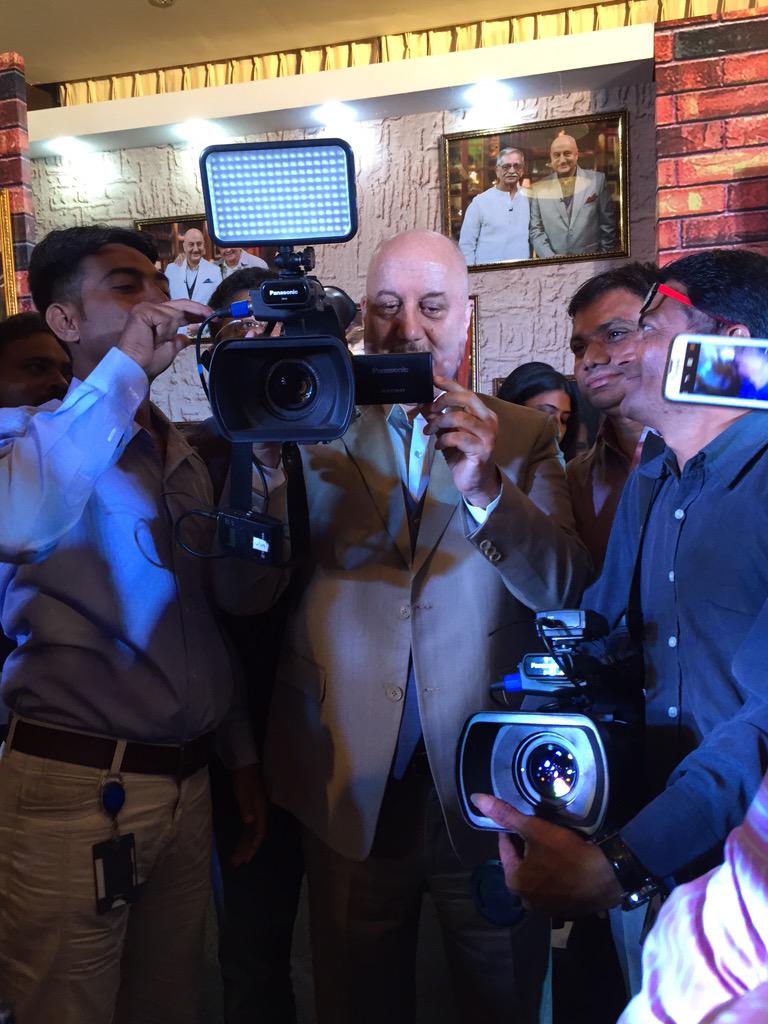 AnupamPKher's tweet image. Thank you Ahmedabad Media for your love & warmth towards me & TheAnupamKherShow.:) @ColorsTV #InspirationalStories