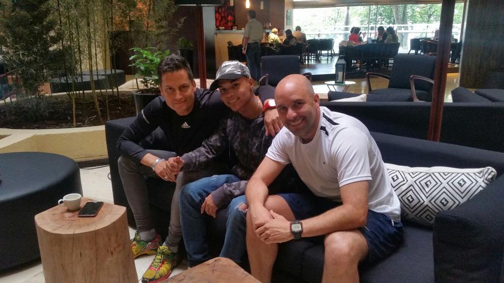 Representantes de <a href="/acolfutpro/">ACOLFUTPRO</a> visitaron al Futbolista Andres Arroyave en su proceso de Quimioterapia #fuerzaarroyave