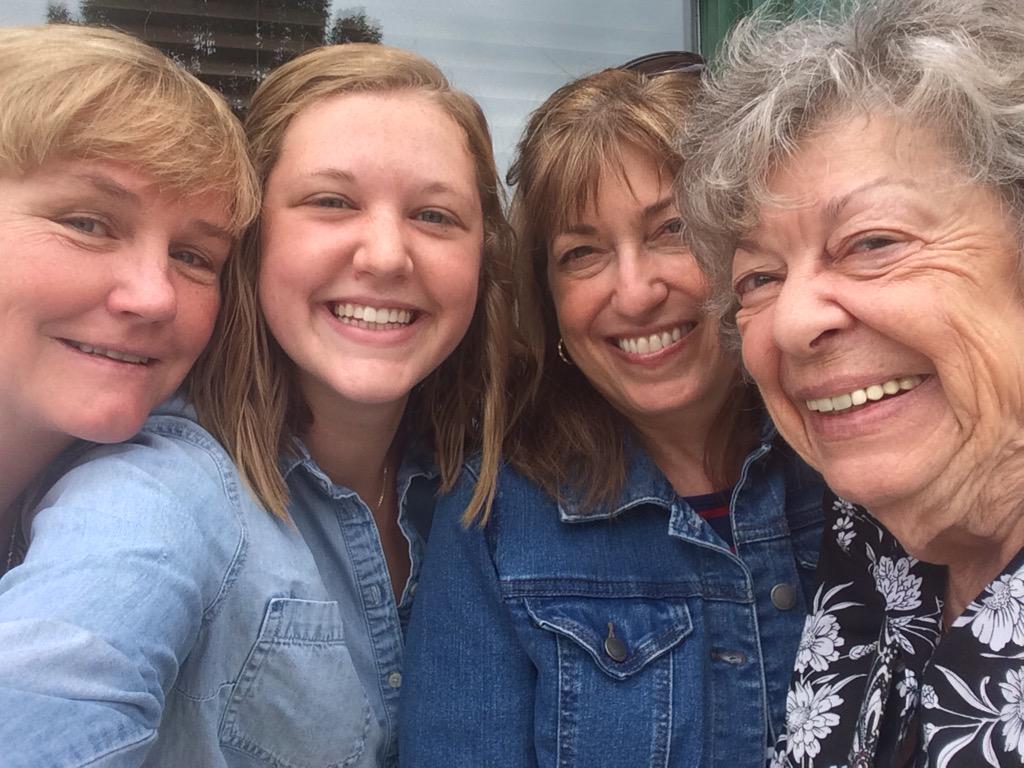 grenzel_GoHard's tweet photo. Because grandma wanted to take a selfie after girls lunch today 💕 http://t.co/2l23WnaOSL