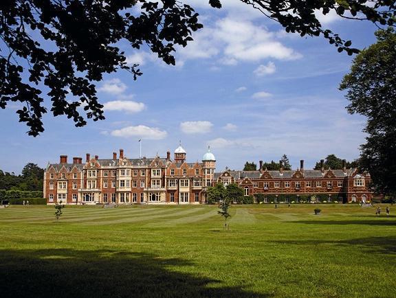 VisitBritain's tweet photo. Sandringham is one of the Queen's favourite houses: http://t.co/sLKFmvsAmk http://t.co/le3J0LgEn0