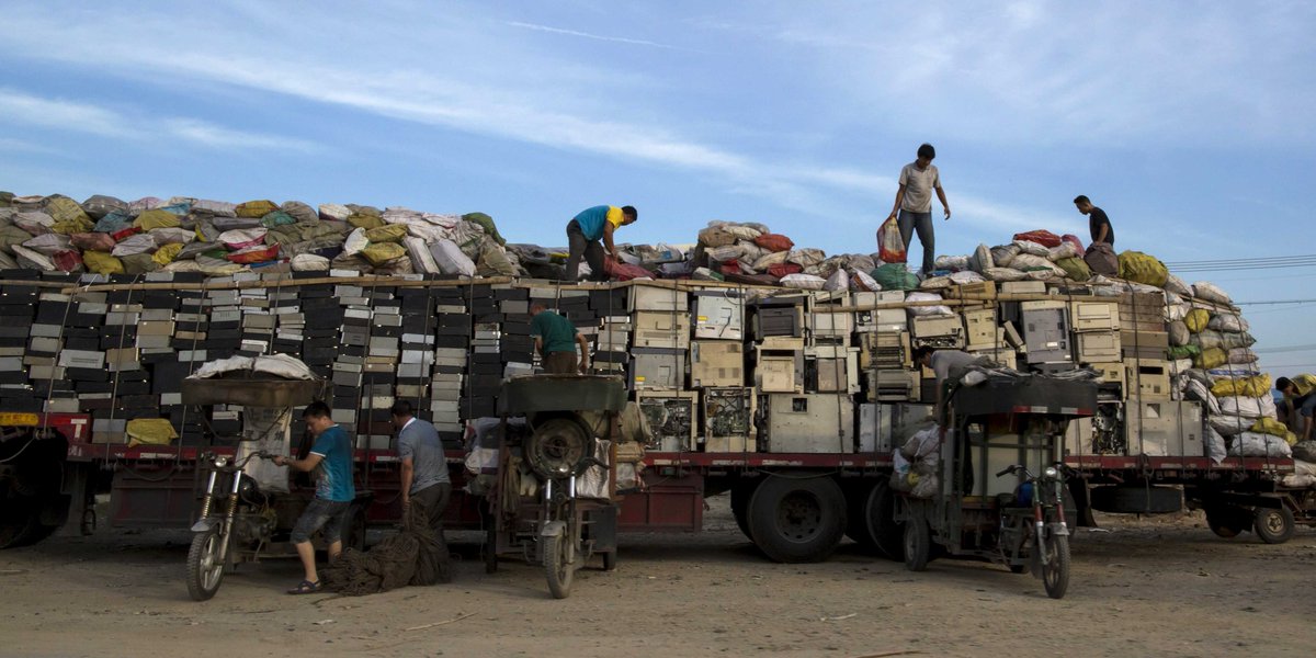 insidertechbiz's tweet image. The world's largest electronic-waste dump looks like a post-apocalyptic nightmare read.bi/1M6eUxq