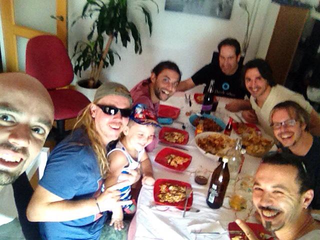 CharlieCalzada's tweet photo. Día de piscina con mi enano y grandes amigos... http://t.co/BHS24liJfb