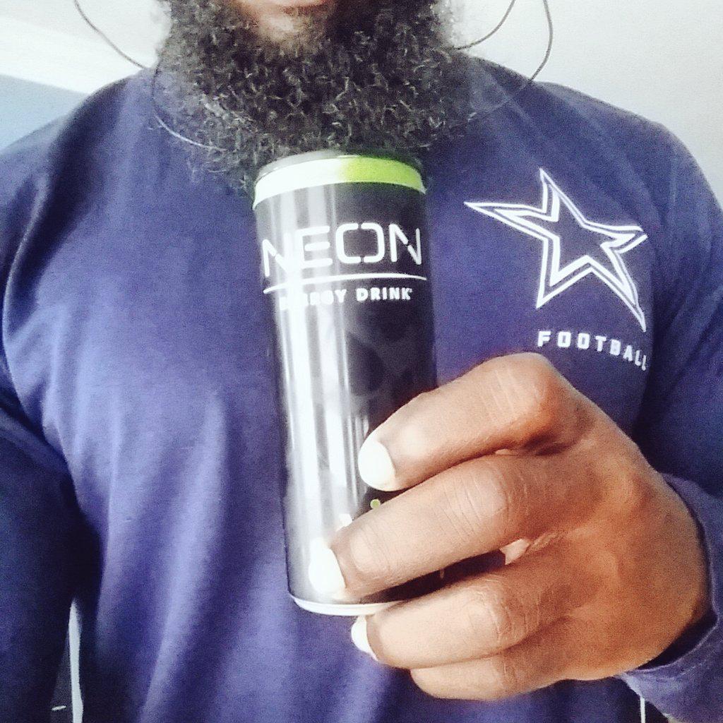 MrCaesare's tweet photo. You know what time it is when you see that #ViNeon Can #CHESTDAY
#GoTUFF #viLife #LightItUp #Gym #BeardGang http://t.co/WUqJcbEBJB