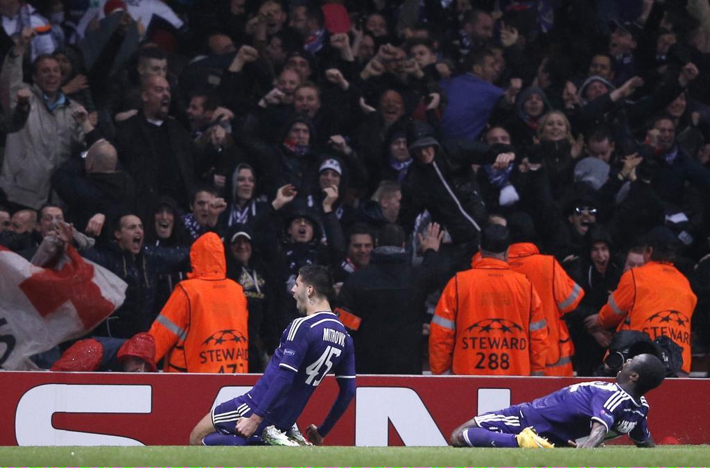 Mauveside's tweet photo. Scenes 😄😄 #rsca #ArsAnd #WeMadeHistory http://t.co/MgP8uBFEnq