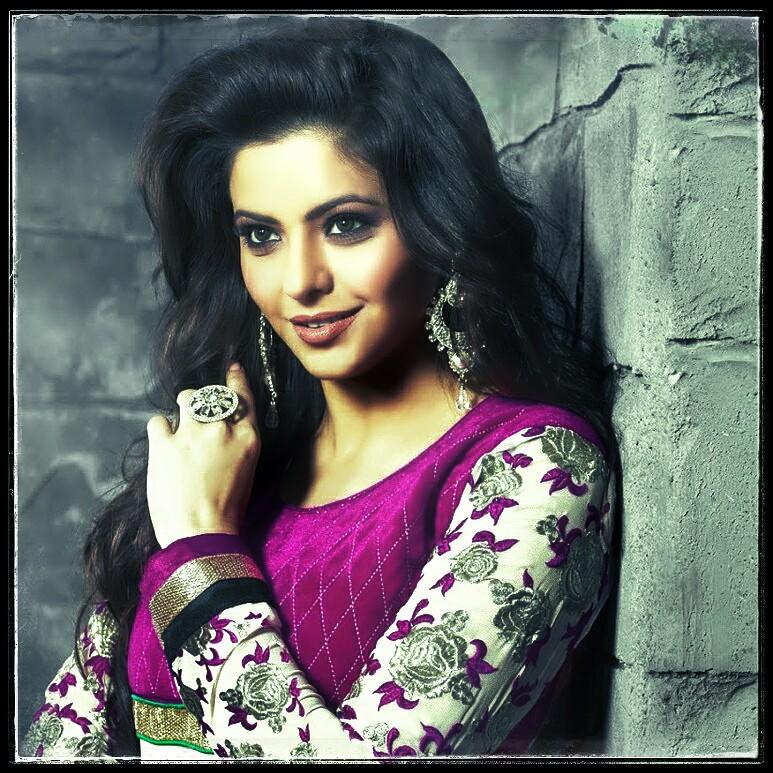 EkHaseenaThi's tweet photo. #HappyBirthdayAamnaShariff lots of love and wishes from all.. 😘😀🎁💃🍦🍹😎💋🍷😉💐🎈👏🎶🎆 http://t.co/ZAmWTE1Kd8