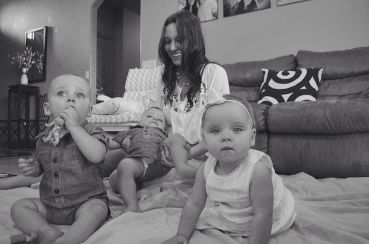 KinleyCase's tweet photo. Here mom take a quick picture of me and triplets... http://t.co/ItdFxuLNIE