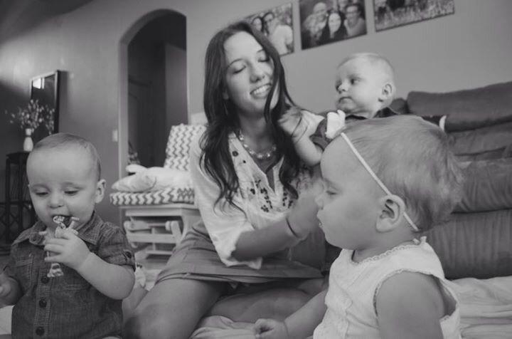 KinleyCase's tweet photo. Here mom take a quick picture of me and triplets... http://t.co/ItdFxuLNIE