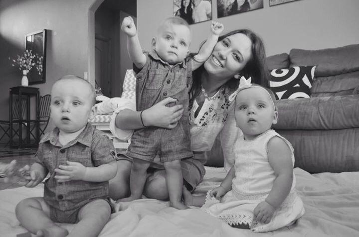 KinleyCase's tweet photo. Here mom take a quick picture of me and triplets... http://t.co/ItdFxuLNIE