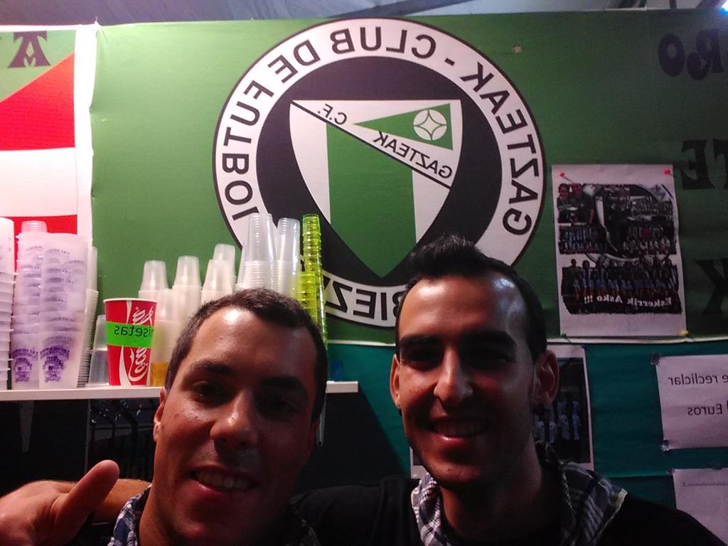 b_roman21's tweet photo. #Geldi2015 trabajando un pokito en la txozna del Gazteak!!! Y después jaleitooo!!!! #SanturtziJaietan2015 http://t.co/xYaLLyINaI