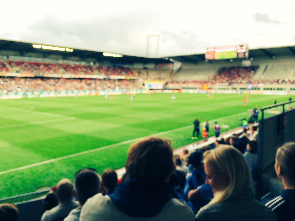 På Helsingborg-Djurgården ställer yngste sonen den självklara frågan; får inte alla i klackarna tinnitus?