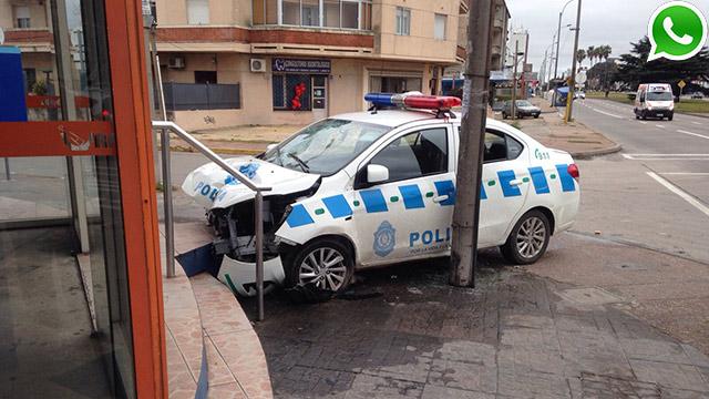 Subrayado's tweet photo. Policías perseguían a delincuentes y chocaron contra una farmacia. Imágenes vía #WhatsApp http://t.co/WJDmLqV7JS http://t.co/5Wrt5UyCMd