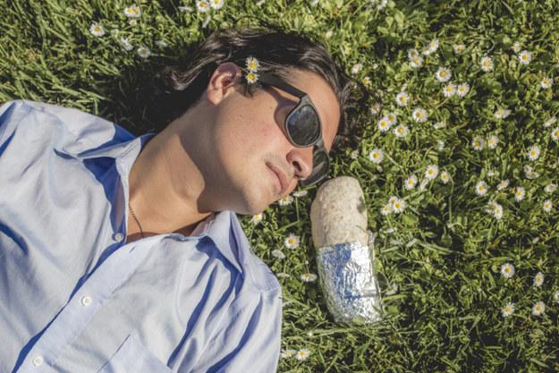 BuzzFeed's tweet photo. This guy took engagement photos with a burrito http://t.co/NnbX4BoJVE http://t.co/yDdBKo63Ko