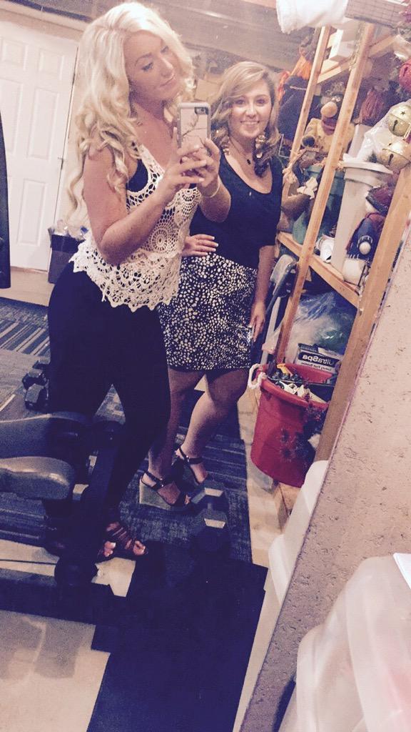 laurenplp's tweet photo. #BESTIE #ACTUALLY22 #gottaget200likes #sorryforpuking @tinyt24 http://t.co/Jf8nYTQ0tH