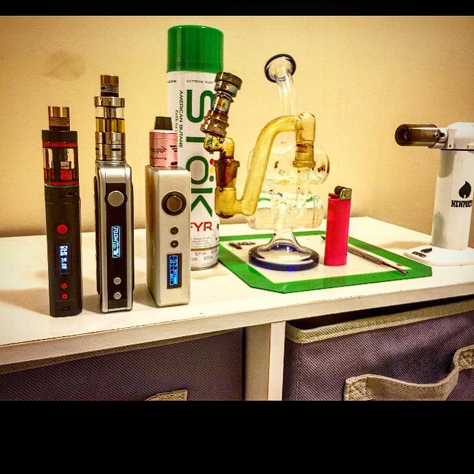 BongsThongs's tweet photo. Squad up rooms start to become #cloudy #ipv4 #sigelei150 #suboxmini #subtank #arctichorizon #mutationV4 #killaglass http://t.co/Cc7CWVJs4J