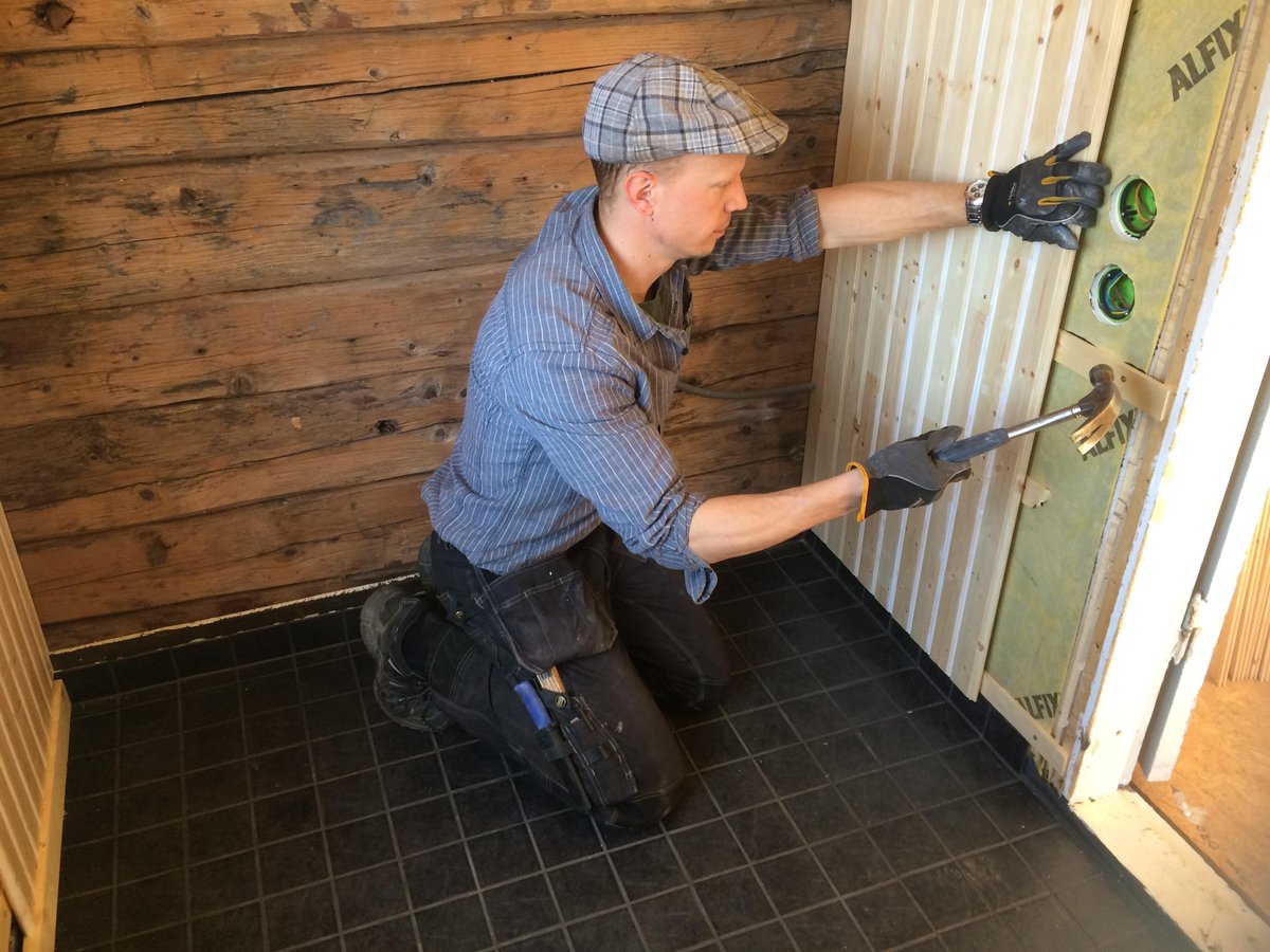 Doffnet's tweet photo. Träpanel, klinker och en "fondvägg" i timmer känns som en klockren kombination i ett badrum. #byggnadsvård #badrum http://t.co/1m67ixukVo