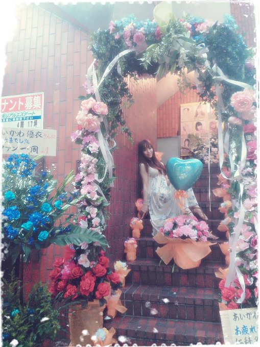 TSミュージックさん優衣リィらすと週、3日め♪はぴはぴなまいにちを、ありがとうー！Ｏ（≧&nabla;≦）Ｏ お花階段で記念撮影しましたぁ♪ このアーチをくぐるたびに、元気をもらってます♪感謝です&hellip;♪http://t