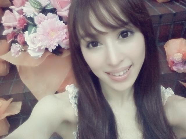 TSミュージックさん優衣リィらすと週、3日め♪はぴはぴなまいにちを、ありがとうー！Ｏ（≧&nabla;≦）Ｏ お花階段で記念撮影しましたぁ♪ このアーチをくぐるたびに、元気をもらってます♪感謝です&hellip;♪http://t