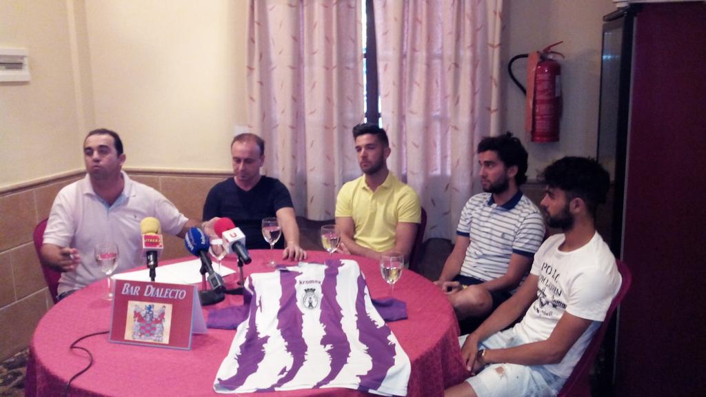 JVillores72's tweet photo. El entrenador del Paradas Carlos Conejero se hace de una tacada con 3 jugadores del CD UTRERA recién ascendido a terc http://t.co/pq3r8eO1UC