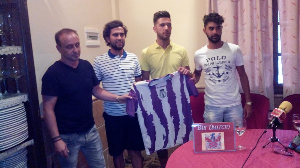 JVillores72's tweet photo. El entrenador del Paradas Carlos Conejero se hace de una tacada con 3 jugadores del CD UTRERA recién ascendido a terc http://t.co/pq3r8eO1UC