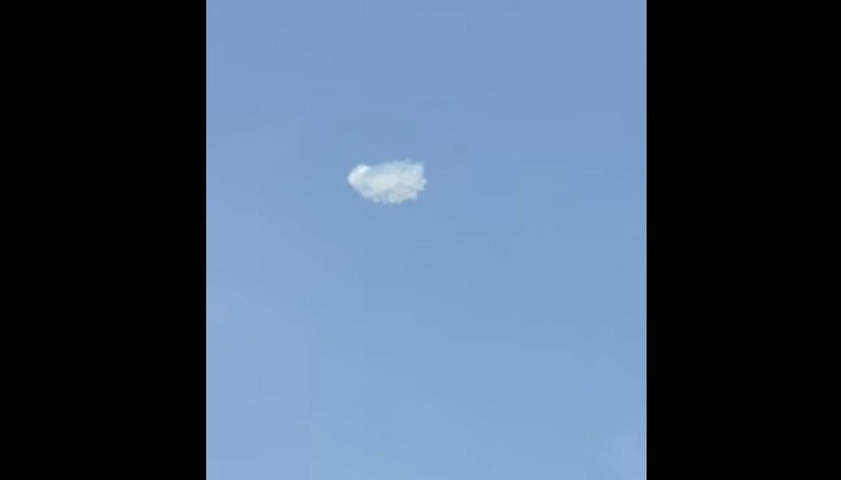 ActualidadRT's tweet photo. [VIDEO] ¿Un OVNI espuma?: Graban una extraña masa flotante en Filadelfia http://t.co/VYasPXmmKu http://t.co/4RJA1PW2gM