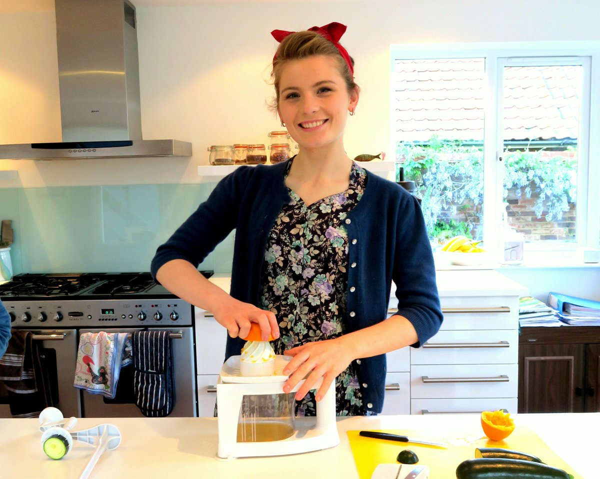 Juicing is so much fun with the <a href="/cuisiquepremium/">Cuisique</a> 8in1 spiralizer!