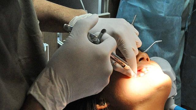 Subrayado's tweet photo. Insólito: un inglés fue al dentista, le sacaron un diente y perdió la memoria. http://t.co/d17bpA7ePZ http://t.co/A4Ba7UFbTR